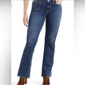 LEVI’S 550 relaxed boot cut jean women’s 16 short. Dark wash in good condition